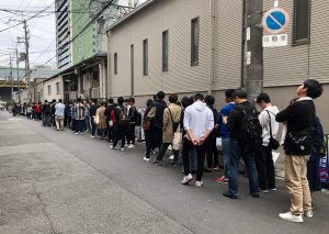 人類みな麺類の行列の模様（大阪・西中島）